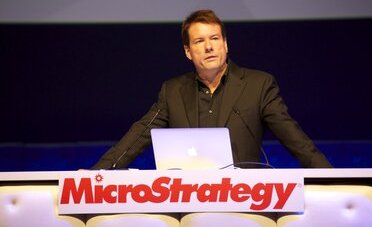 Strategy vende 3'588 Bitcoin per 216 milioni di dollari: la retromarcia di Saylor è servita a pagare i dividendi (e la perdita trimestrale è di 8.3 miliardi)