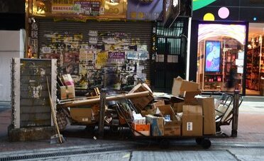 Nuove regole UE sugli imballaggi, chi spedisce dal Ticino verso l'Europa rischia fino a 27 registrazioni: i primi micro-shop svizzeri hanno già chiuso le vendite nell'UE