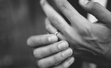 Divorzio in Svizzera: cosa succede ai soldi, la guida in 6 passi tra pensione, mantenimento e casa