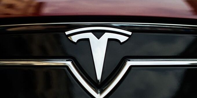 Tesla in vendita a prezzi "stracciati": e (a sorpresa?) la gente comincia a protestare