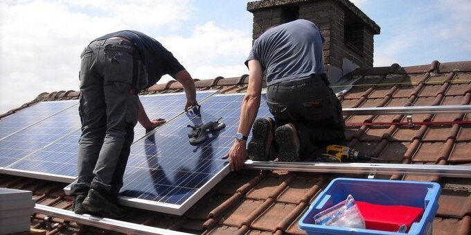 Pannelli solari obbligatori per gli edifici nuovi, ma non per quelli esistenti