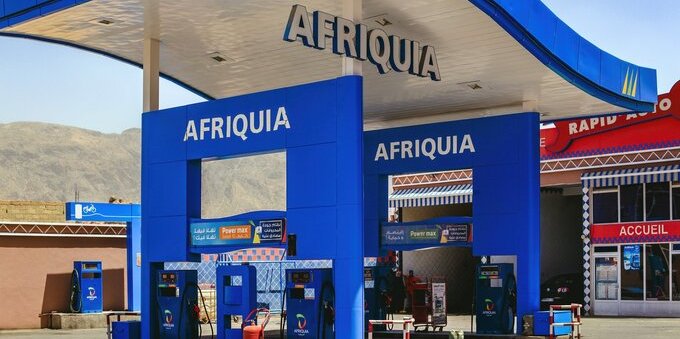 Benzina e diesel, la Confederazione apre le scorte obbligatorie: per i frontalieri il pieno in Italia conviene ancora, fino a 600 CHF l'anno di differenza