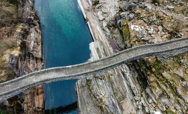 Valle Verzasca e il Ponte dei Salti: la piscina naturale più fotografata del Ticino — quanto si spende davvero (e come arrivarci senza impazzire)