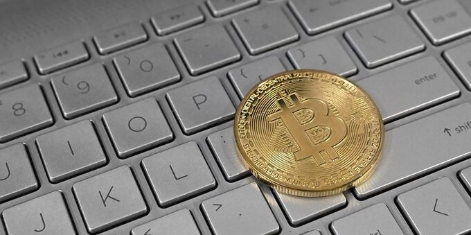 Bitcoin a 63'705 franchi dopo il furto da 6,3 miliardi a Binance: prelievi attesi domenica, verifica delle riserve lunedì
