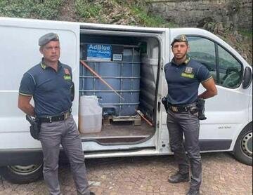 Lanzo d'Intelvi, tenta di trasportare 950 litri di gasolio da riscaldamento dalla Svizzera all'Italia. Un denunciato