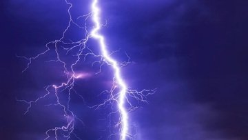 Cosa fare in caso di temporale, grandine e trombe d'aria? Le indicazioni degli esperti