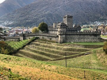Tre castelli UNESCO in un giorno a Bellinzona: quanto costa davvero la visita nel 2026 (dal biglietto da 10 CHF al Fortezza Pass da 28)