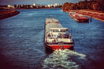 Reno sempre più basso, una chiatta blocca il fiume in Germania