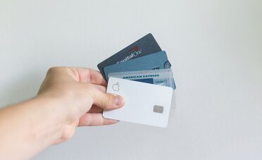 Tenere tutto in una sola banca costa fino a 964 CHF l'anno: lo studio Moneyland e come diversificando si arriva a guadagnarci 229 franchi