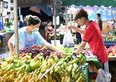 Mercati italiani di confine: 5 mete dove i ticinesi fanno la spesa (e sul carrello giusto si risparmia fino al 50%, con il franco che nel 2026 gioca a favore)