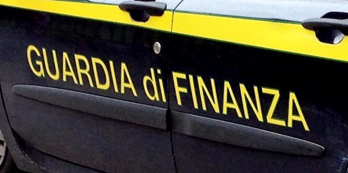 Italia, speculazione alle pompe di benzina: scattano i controlli della Guardia di Finanza 