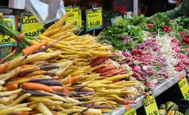 Luino, Como e Varese: i 3 mercati di confine dove i ticinesi fanno la spesa (e quanto si risparmia davvero, ora che la franchigia è scesa a 150 franchi)