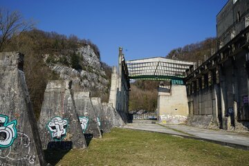 Le Gole della Breggia, il canyon ticinese nato da una fabbrica di cemento: 20 franchi per camminare nel buio delle gallerie che hanno costruito mezza Svizzera italiana