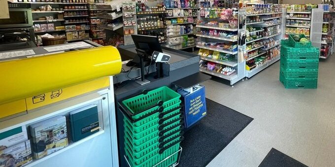 La digitalizzazione e la Posta salvano i piccoli negozi di montagna dalla chiusura: l'esperimento nei Grigioni aperto 24/7