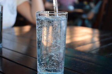 Svizzera, il paese dll'acqua minerale: quanta ne beviamo e da dove la importiamo?