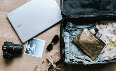 Assicurazione di viaggio per le vacanze: cosa copre davvero la cassa malati all'estero (e i 5 controlli da fare prima di partire)