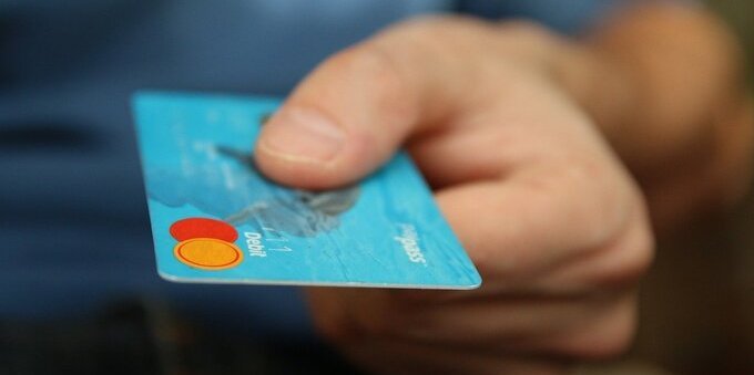 Vacanze, conviene pagare con la carta di credito all'estero? L'analisi