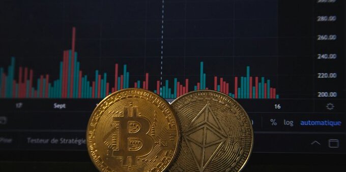 Bitcoin torna a 62'000 dollari: 281 milioni di short bruciati e gli ETF tornano a comprare