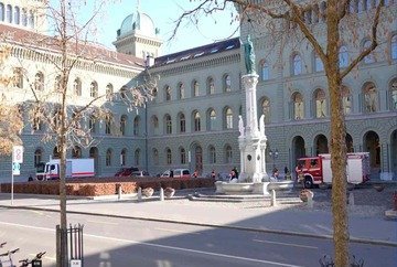 Berna, operazione di polizia a Palazzo federale. Fermato l'uomo che ha tentato l'irruzione in tenuta antisommossa