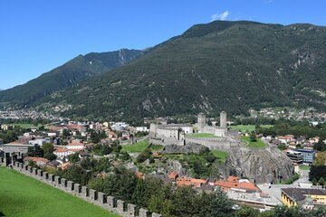 Ticino, i terreni edificabili sono troppi. I Comuni devono ridimensionarli