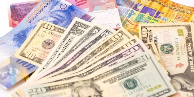 Euro debole: minimo storico con il franco, tocca la parità con il dollaro