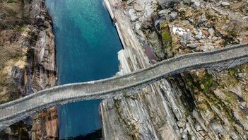 Valle Verzasca e il Ponte dei Salti: la piscina naturale più fotografata del Ticino — quanto si spende davvero (e come arrivarci senza impazzire)