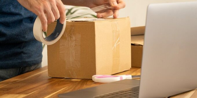 Nuove regole UE sugli imballaggi: fino a 27 registrazioni per vendere nell'Unione, cosa cambia per le PMI e i negozi online svizzeri