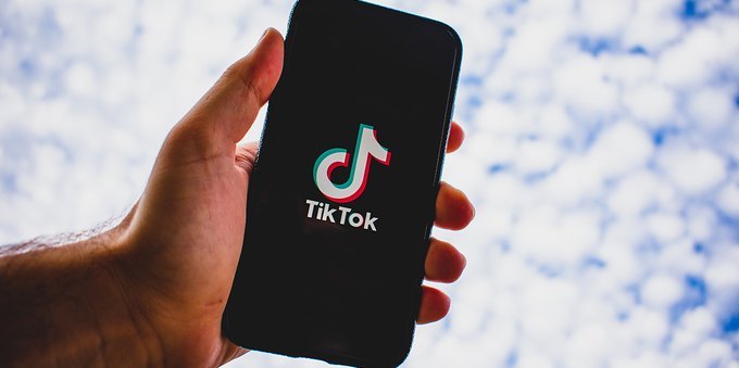 La Commissione europea vieta TikTok ai dipendenti. «Una minaccia alla sicurezza informatica»