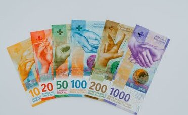 Salari Svizzera 2024: mediana a 7'024 CHF al mese, in Ticino ci si ferma a 5'708. I 5 numeri UST che spiegano il divario (e cosa fare se sei sotto la linea cantonale)