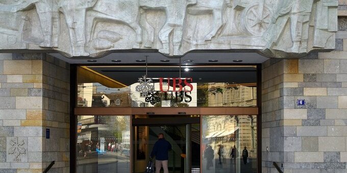UBS, utile di 2,69 miliardi di dollari nel terzo trimestre: la Svizzera corre (+22%), ma in Borsa pesa il nodo del capitale
