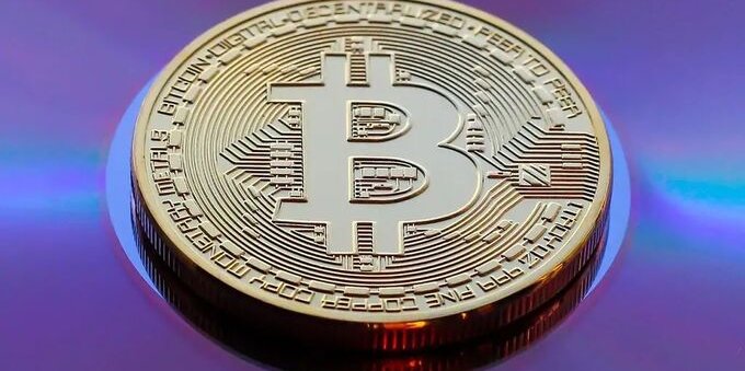 Bitcoin rimbalza sopra i 27mila dollari dopo le cause a Binance e Coinbase
