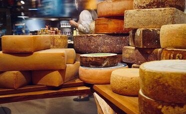 Formaggio d'alpe ticinese, la stagione è iniziata: 4 indirizzi per vederlo nascere quest'estate (e quanto costa davvero una forma DOP)