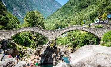 Verzasca, il fiume più fotografato della Svizzera preso d'assalto: quanto costa davvero una giornata alle acque smeraldo (dai 12 CHF di parcheggio ai 195 del salto di 007)
