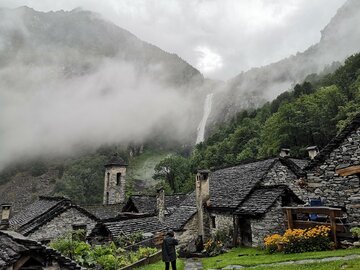Val Bavona, la valle senza elettricità a un'ora da Locarno: cosa vedere fra Foroglio e Robiei (e quanto costa davvero la giornata, dai 24 CHF della funivia)