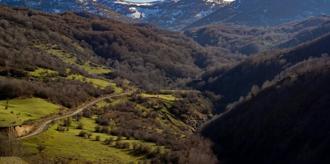 Monte Generoso, il vertice del Mendrisiotto a 72 CHF: 40 minuti di cremagliera, il «Fiore di pietra» di Botta e la vista che arriva fino al Po (e da 175 CHF la famiglia ci sale tutto l'anno)