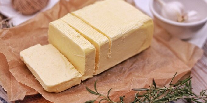 In Svizzera il latte si trasforma in formaggio, ma non in burro. E l'Ufag ne importa di più