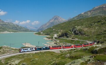 Bernina Express da Lugano: il bus rosso delle 10:00, il treno Patrimonio UNESCO e il trucco del regionale per pagare la metà