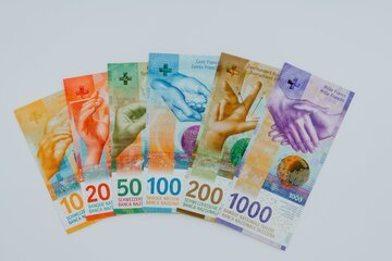 Salari Svizzera 2024: mediana a 7'024 CHF al mese, in Ticino ci si ferma a 5'708. I 5 numeri UST che spiegano il divario (e cosa fare se sei sotto la linea cantonale)
