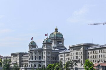 Riforma AVS 2030, cosa cambia per chi lavora in Svizzera: le 5 misure della consultazione (e l'IVA che potrebbe salire)