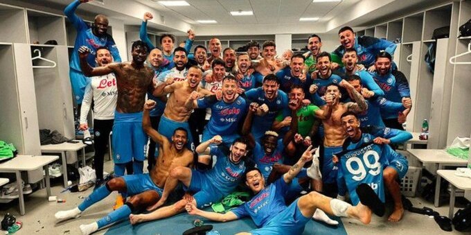 Il Napoli è campione d'Italia per la terza volta. È festa no stop in città
