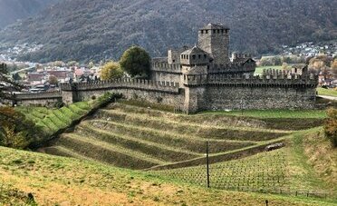 Tre castelli UNESCO in un giorno a Bellinzona: quanto costa davvero la visita nel 2026 (dal biglietto da 10 CHF al Fortezza Pass da 28)