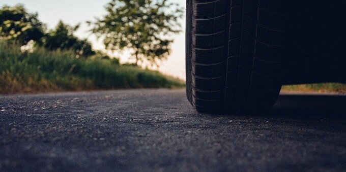 Sale di 4 centesimi il costo chilometrico delle auto in Svizzera. Ma non è per colpa dei carburanti