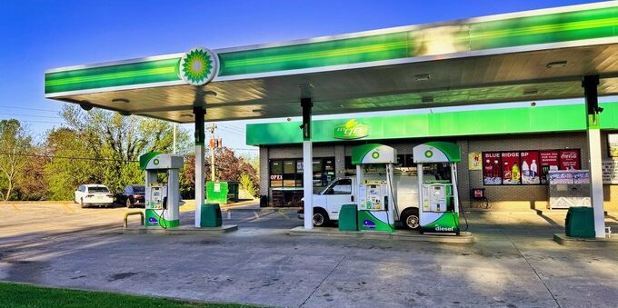 Benzina quasi a 2 franchi al litro, gasolio da riscaldamento a +60%: cosa cambia oggi per chi vive in Ticino