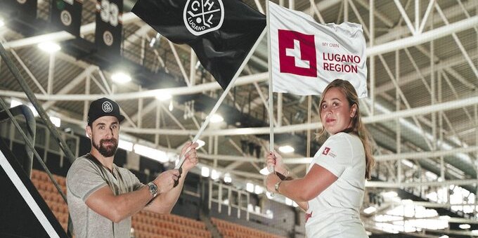 Il logo di Lugano Region sulle maglie dell'Hockey Club Lugano. Il turismo invernale ticinese parte da qui