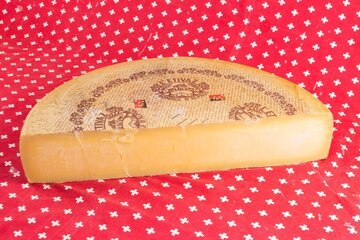 Formaggio d'alpe ticinese, agosto è il mese in cui nasce davvero: 5 alpeggi da scoprire quest'estate (e quanto costa una forma, fino a 57 CHF al chilo)