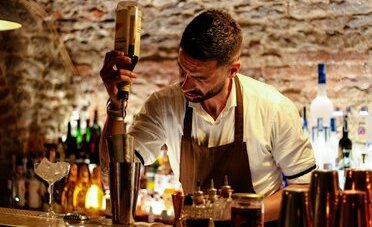 Lavoro estivo per i giovani in Ticino: la guida in 7 punti, da quanto puoi guadagnare ai contributi che ti trattengono (e la regola sul salario minimo che in pochi conoscono)
