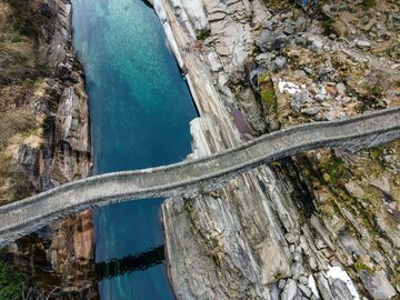 Valle Verzasca e il Ponte dei Salti: la piscina naturale più fotografata del Ticino — quanto si spende davvero (e come arrivarci senza impazzire)
