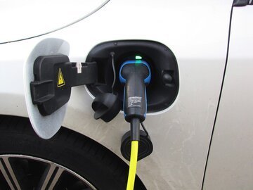 Ue, le vendite di auto elettriche sorpassano per la prima volta quelle diesel