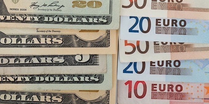 Super dollaro vola vicino alla parità con il franco. Euro e sterlina verso nuovi minimi storici