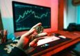 Bitcoin sotto i 77'000 USD, gli ETF spot americani perdono 1.26 miliardi in sei giorni (e perché la Svizzera sta facendo il contrario)
